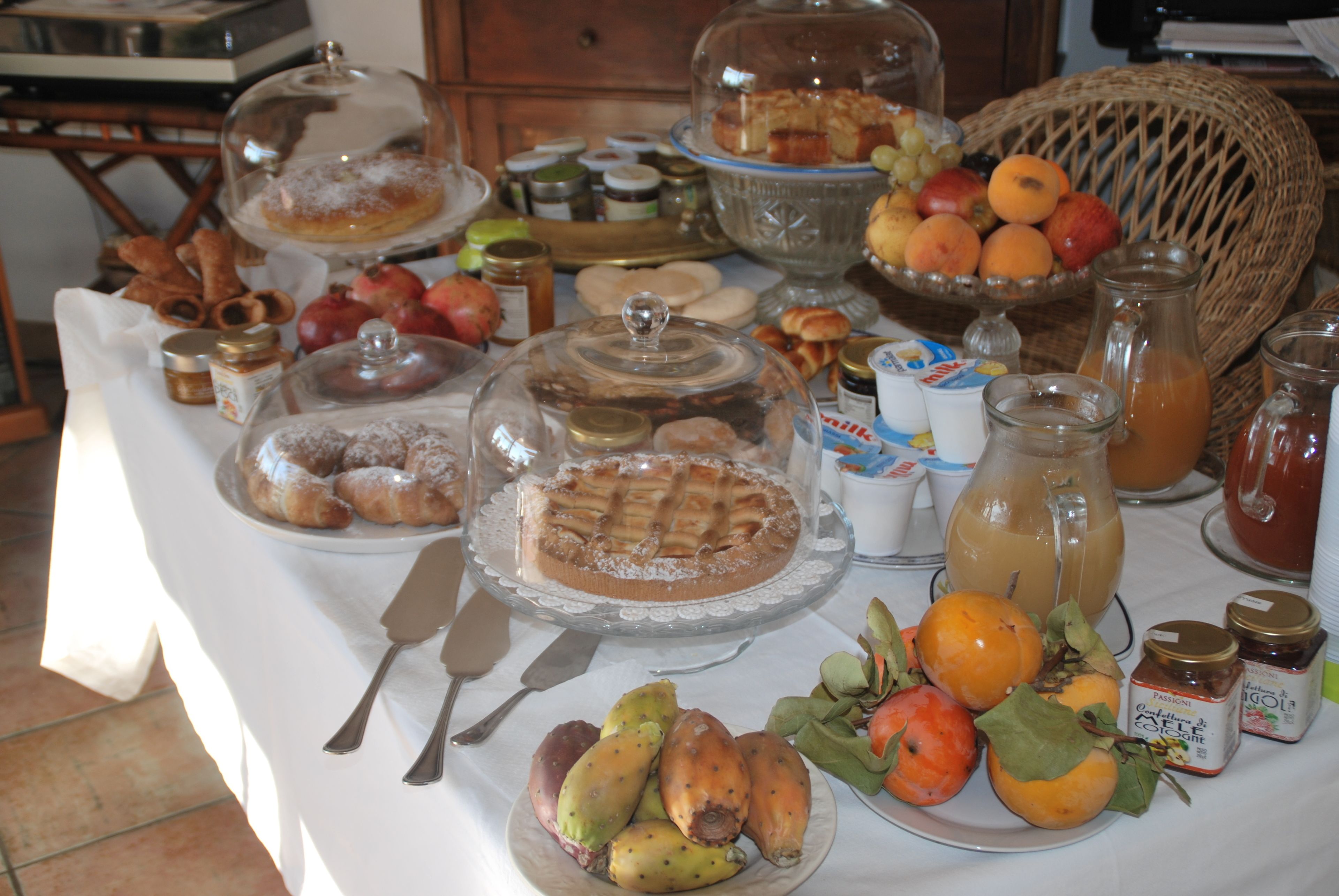 Daily continental breakfast (EUR 10 per person)