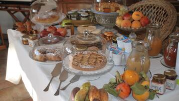 Daily continental breakfast (EUR 10 per person)