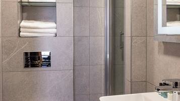 Chuveiro, secador de cabelo, toalhas de banho