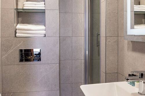 Shower, hair dryer, towels