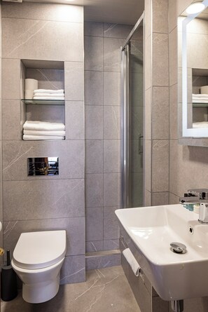 Shower, hair dryer, towels - O'Donoghue's (Dublin)