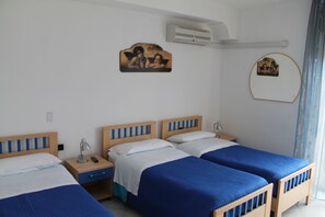 Pillow-top beds, desk, laptop workspace, iron/ironing board - Bed and Breakfast Brezza Marina e Ristorante Shoreline (Pozzallo)