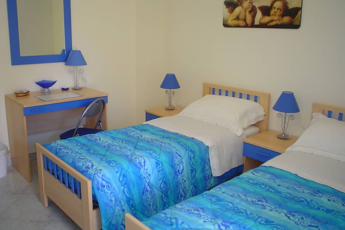 Standard Twin Room, 2 Twin Beds (Breakfast included) | 1 slaapkamer, pillowtop-bedden, een bureau, een laptopwerkplek