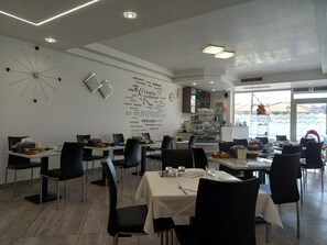 Lunch and dinner served, Italian cuisine - Bed and Breakfast Brezza Marina e Ristorante Shoreline (Pozzallo)
