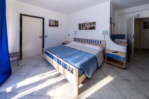Standard Room, 1 Double Bed (Breakfast) | Pillowtop beds, desk, laptop workspace, iron/ironing board - Bed and Breakfast Brezza Marina e Ristorante Shoreline (Pozzallo)