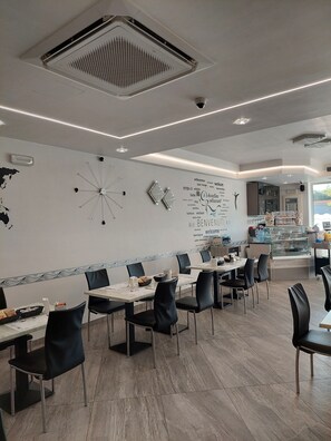 Breakfast area - Bed and Breakfast Brezza Marina e Ristorante Shoreline (Pozzallo)