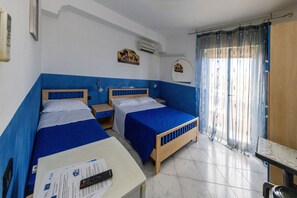Pillowtop beds, desk, laptop workspace, iron/ironing board - Bed and Breakfast Brezza Marina e Ristorante Shoreline (Pozzallo)