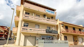 Vista frontal de la propiedad