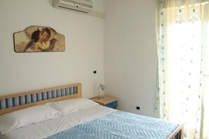 Pillow-top beds, desk, laptop workspace, iron/ironing board - Bed and Breakfast Brezza Marina e Ristorante Shoreline (Pozzallo)