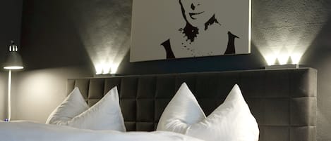 Habitación doble económica | Ropa de cama de alta calidad, cortinas blackout y wifi gratis