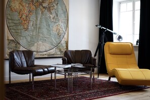 Deluxe-studio | Oleskelualue | 43–tuumainen taulutelevisio, jossa kaapelikanavat