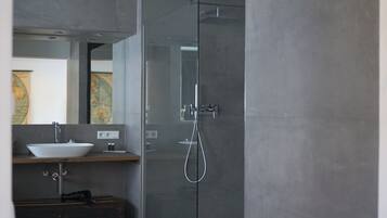 Deluxe Studio | Bathroom