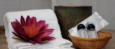 Bidet, towels