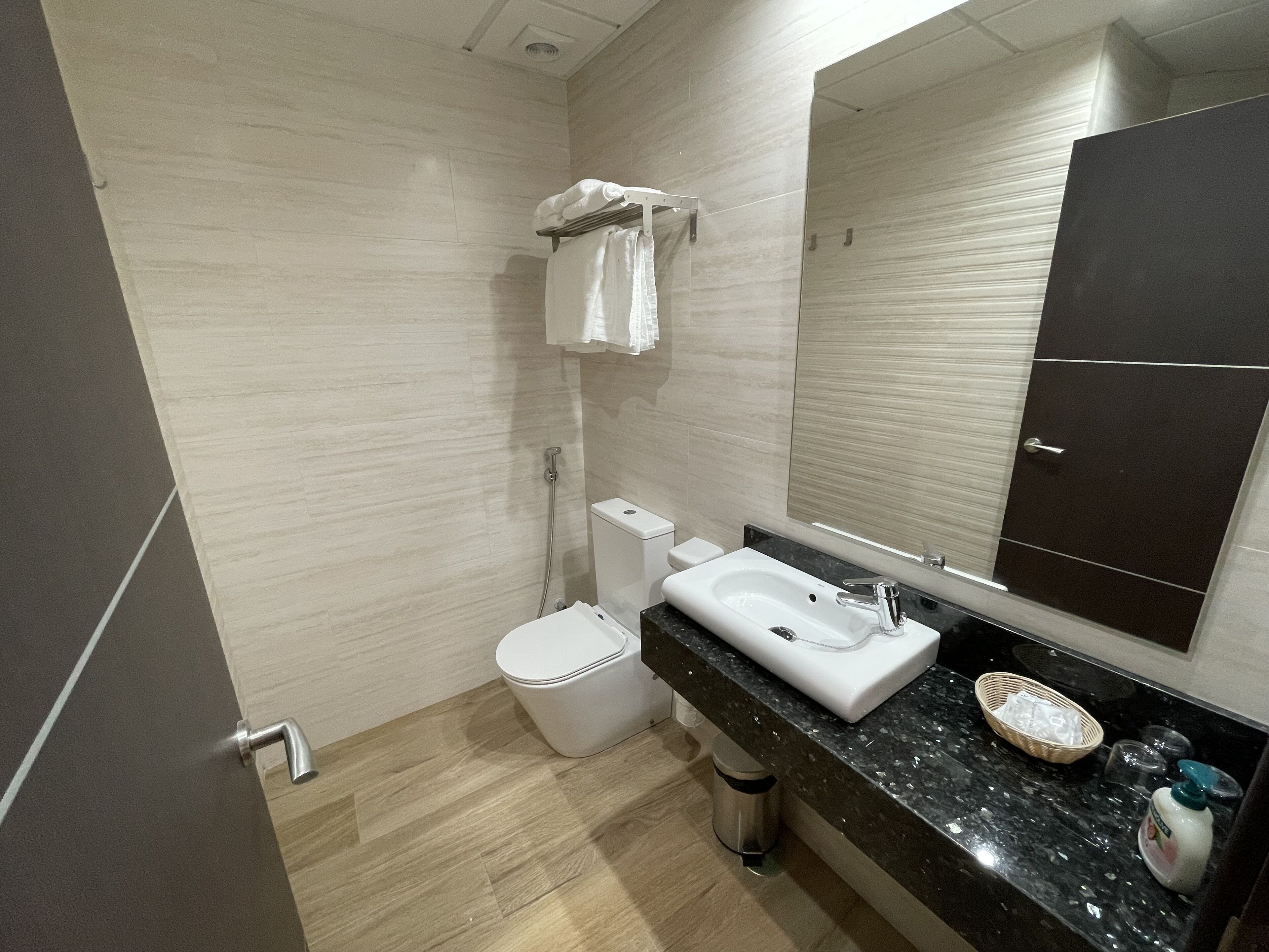 Artículos de higiene personal gratuitos, secador de pelo y toallas