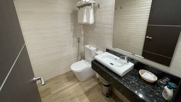 Artículos de higiene personal gratuitos, secador de pelo y toallas