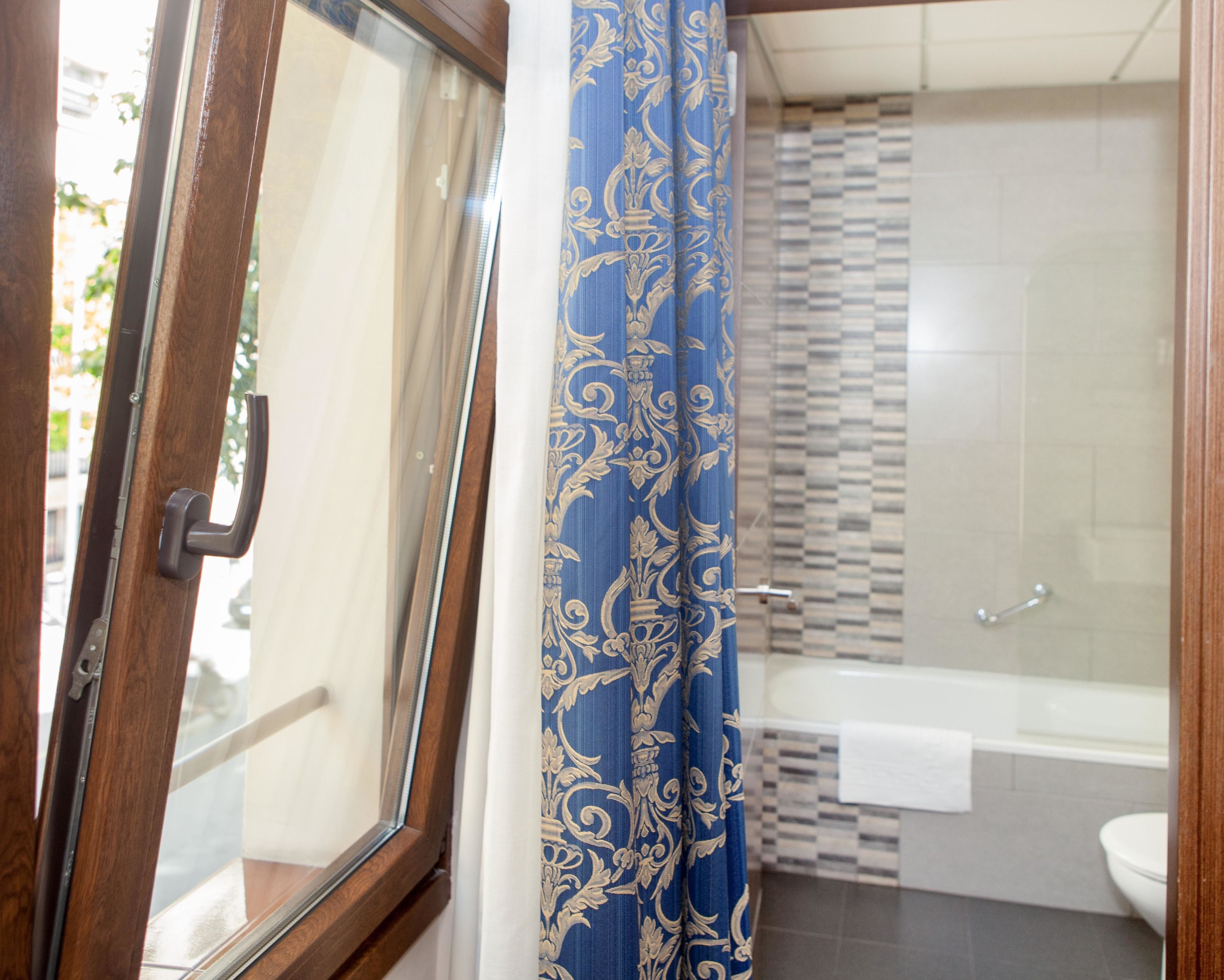 Un baño con ducha, inodoro y bañera.