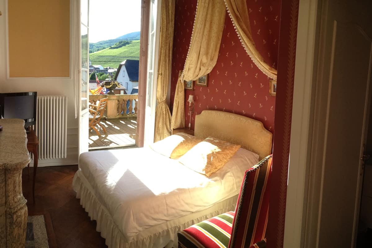 2 bedrooms, premium bedding, desk, laptop workspace