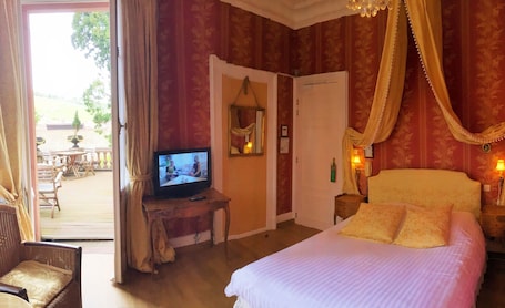 Ropa de cama de alta calidad y escritorio . Hotel Le Manoir