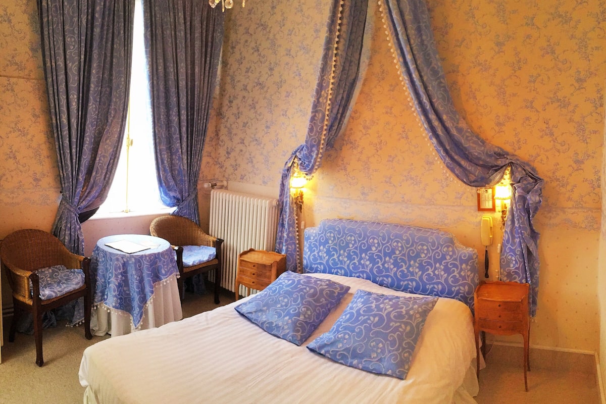 2 bedrooms, premium bedding, desk, laptop workspace