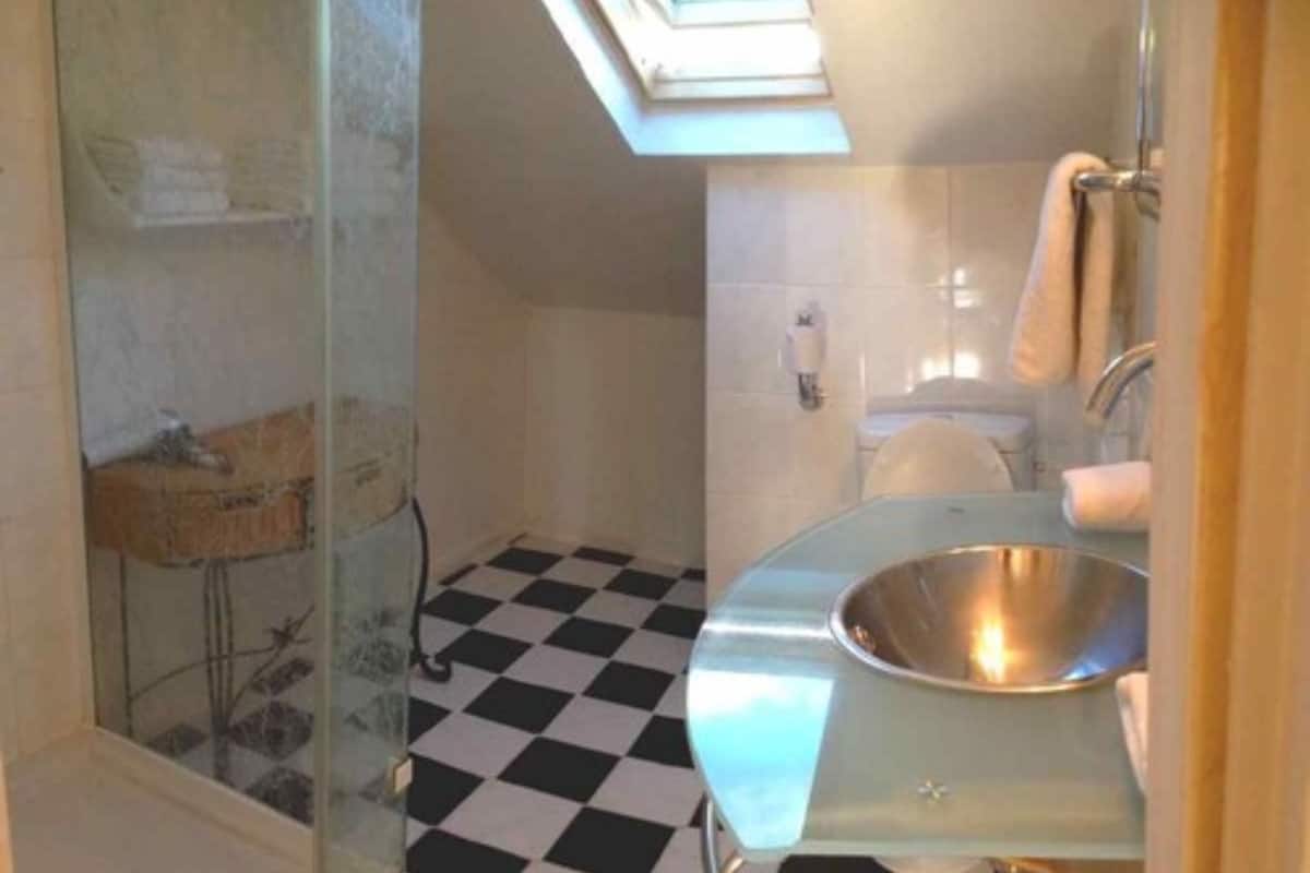 comfort apartment, 2 bedrooms | bathroom | towels