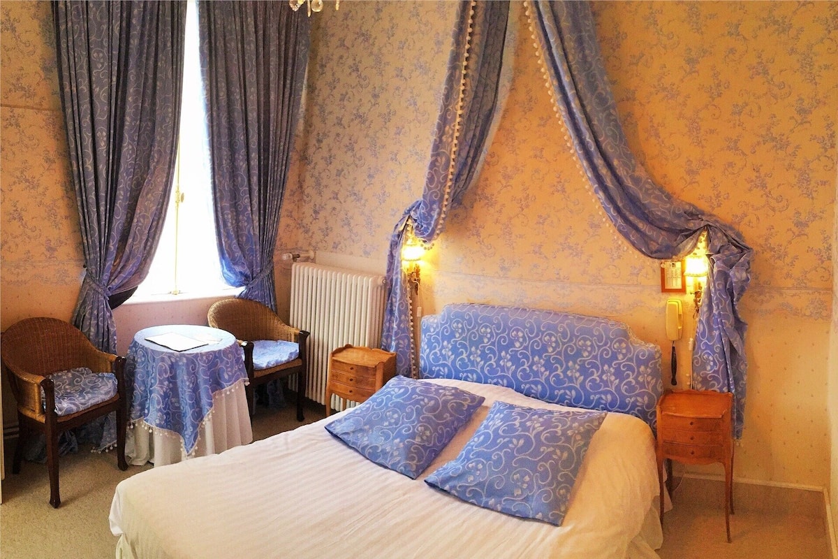 Premium bedding, desk, laptop workspace, soundproofing