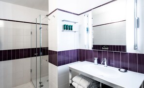 Junior Suite, Balcony | Bathroom | Free toiletries, hair dryer, slippers, bidet - Hotel Franceschi (Forte dei Marmi)