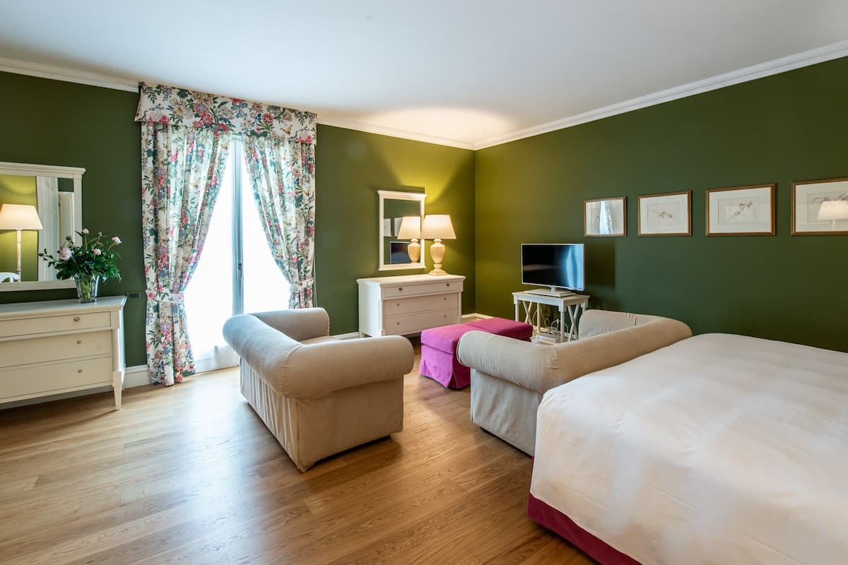 junior suite | 1 bedroom, premium bedding, select comfort beds, minibar