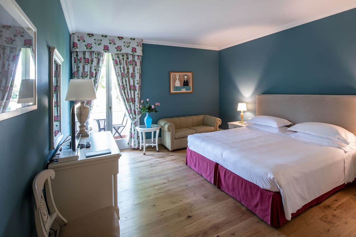 Deluxe Triple Room | Premium bedding, Select Comfort beds, minibar, in-room safe