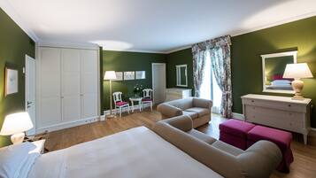 Quarto com uma cama grande, uma escrivaninha, uma cadeira, uma cômoda e um espelho.