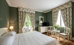 Quarto casal luxo, sacada | Roupas de cama premium, camas Select Comfort, frigobar