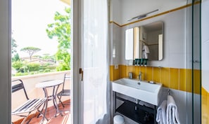 Habitació doble Deluxe, balcó | Bany | Articles de tocador gratuïts, assecador de cabells, sabatilles i bidet 