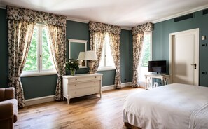 A bedroom with a bed, dresser, mirror, and a television on a stand. - Hotel Franceschi (Forte dei Marmi)