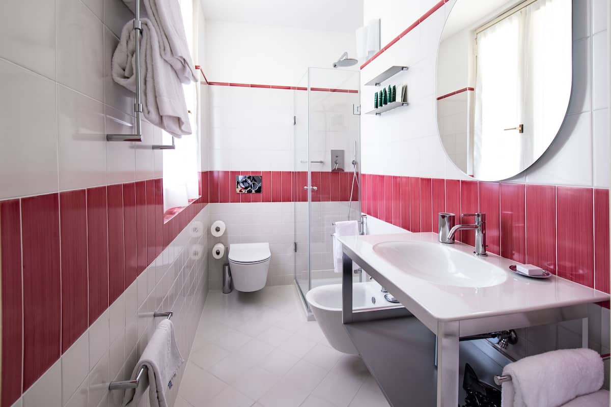 Deluxe Triple Room | Bathroom | Free toiletries, hair dryer, slippers, bidet