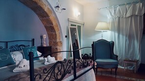 Habitación doble | Escritorio, espacio para trabajar con laptop y cortinas blackout 