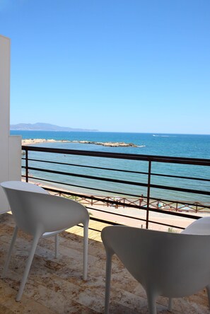 Standard-huone, terassi, merinäköala | Näkymä huoneesta