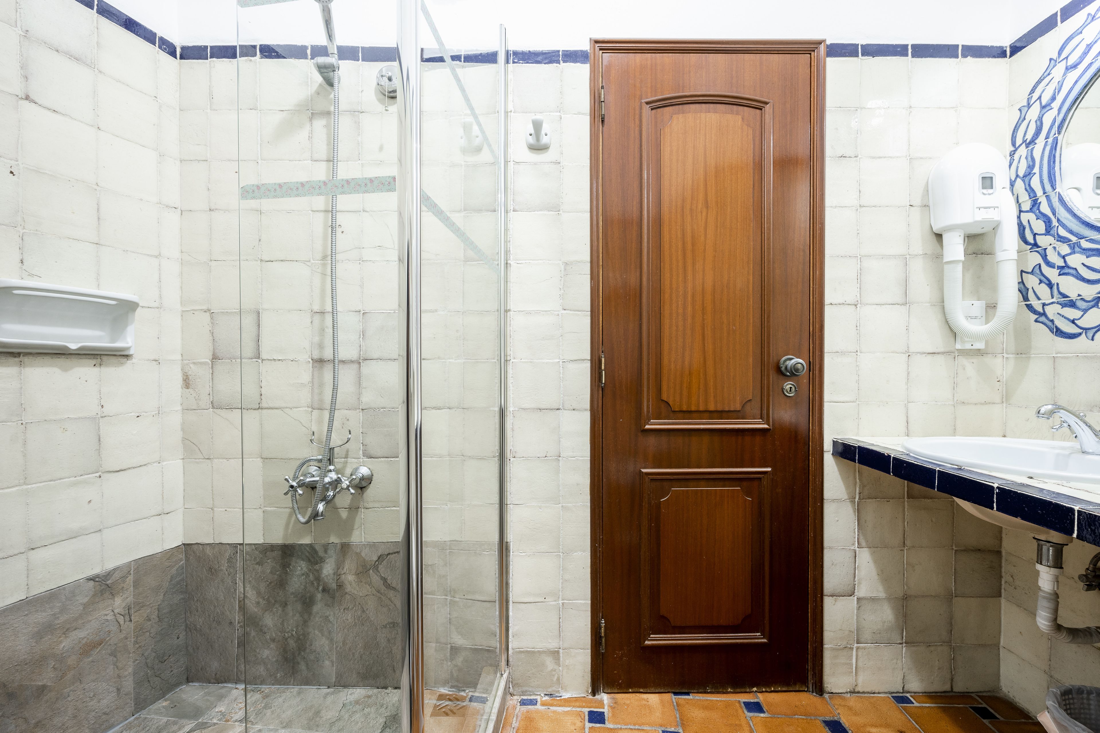 Family Room, Balcony | Bathroom | Combined shower/tub, free toiletries, hair dryer, bidet