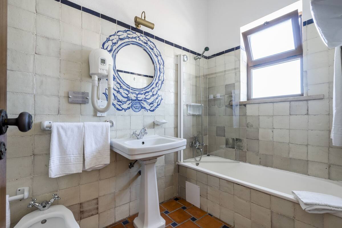 combined shower/bathtub, free toiletries, hair dryer, bidet