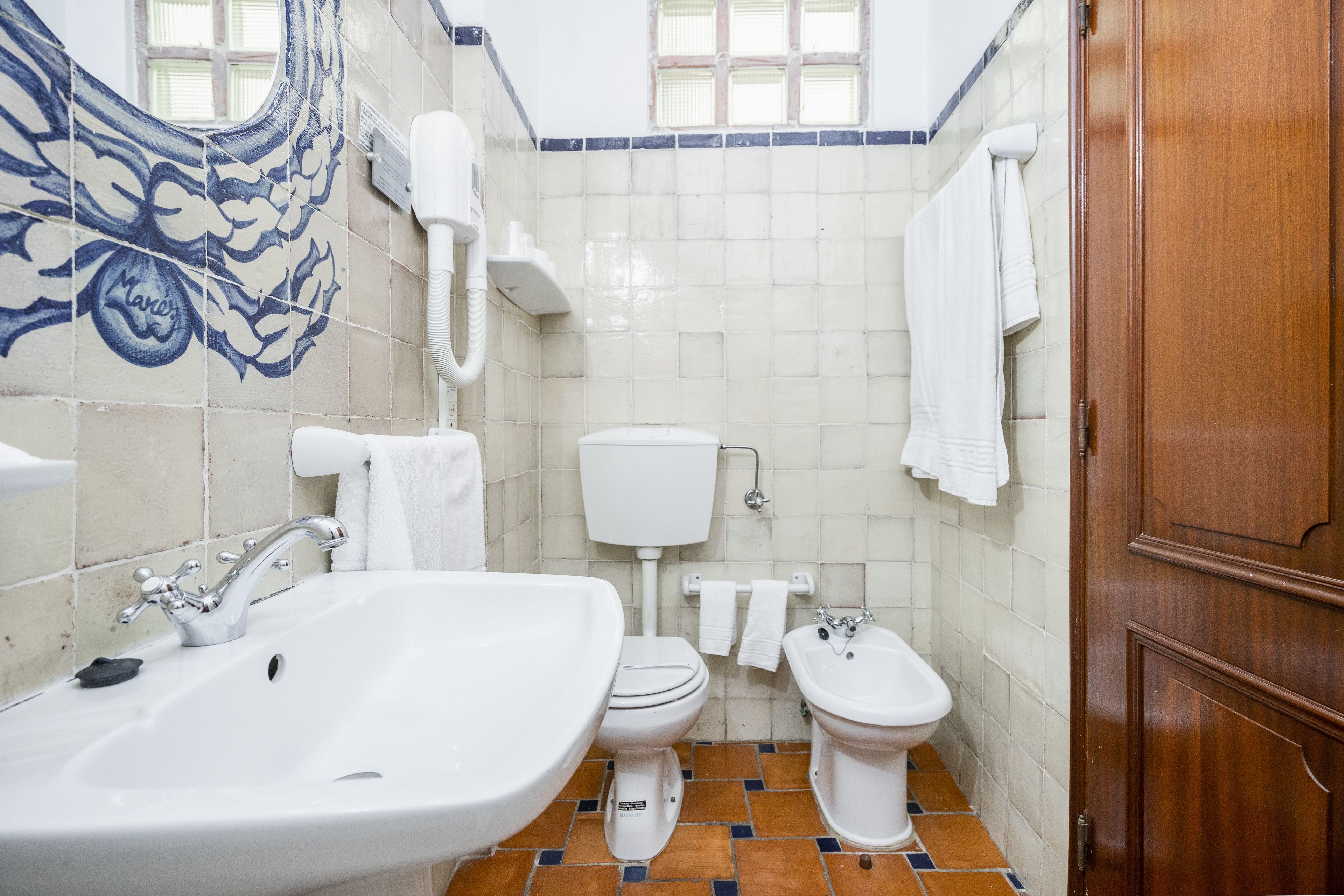 combined shower/bathtub, free toiletries, hair dryer, bidet