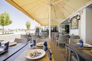 Serviço de café da manhã, almoço, jantar; restaurante ao ar livre