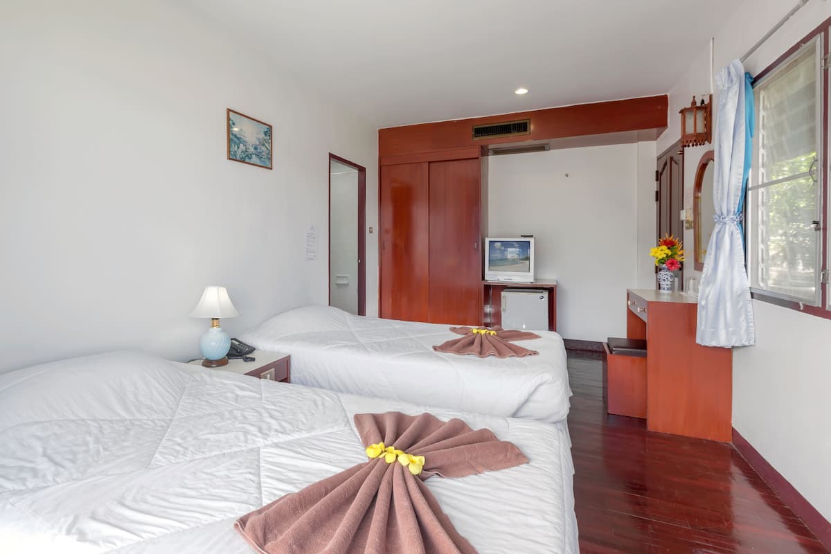Standaard kamer | Een minibar, een bureau, verduisterende gordijnen, extra bedden