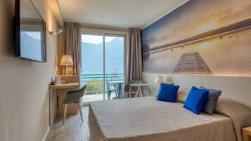 Camera panoramica con letto matrimoniale o 2 letti singoli, balcone, vista lago | Minibar, una cassaforte in camera, una scrivania, lenzuola