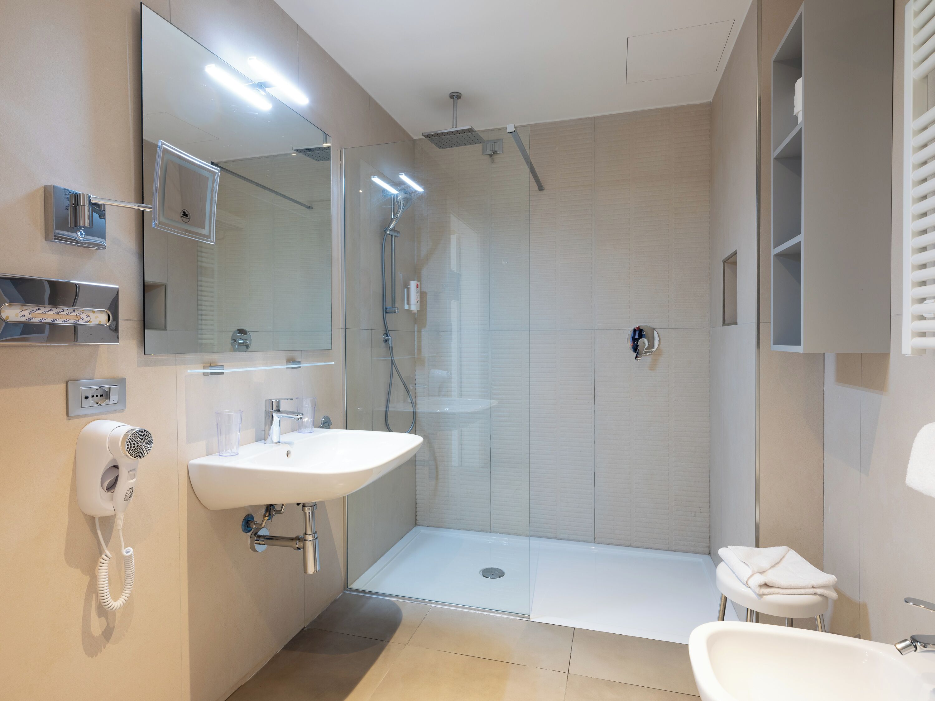 Ein modernes Badezimmer mit Dusche, Waschbecken und Toilette.