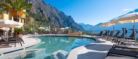 Piscina stagionale all'aperto, ombrelloni da piscina, lettini