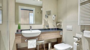 Chambre Panoramique Double ou avec lits jumeaux, balcon, vue lac | Salle de bain