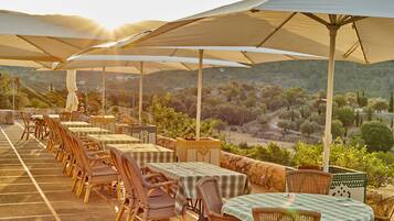 Free daily full breakfast