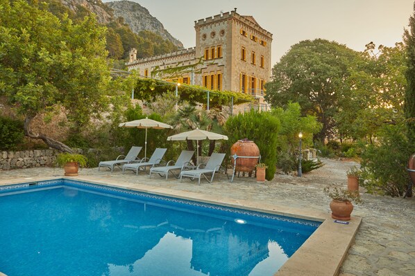 Piscine extérieure, parasols de plage, chaises longues