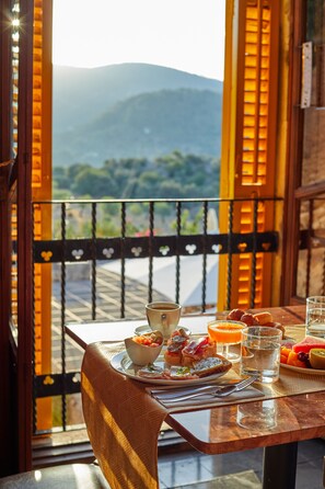 Petit déjeuner complet compris tous les jours