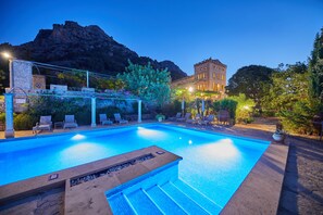 Una piscina al aire libre (de 08:00 a 21:00), sombrillas, tumbonas