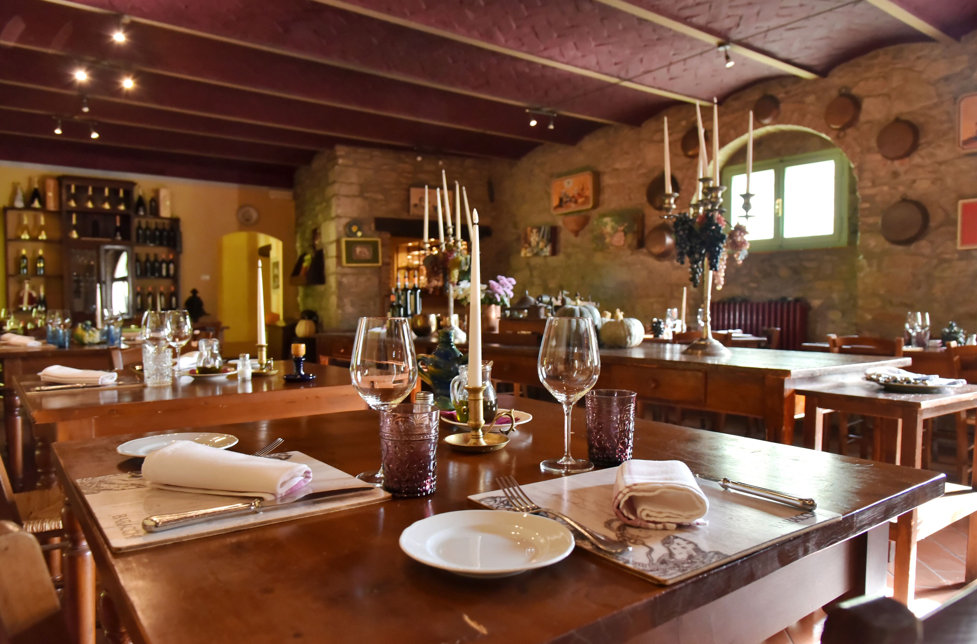 breakfast, lunch, dinner served; local cuisine, al fresco dining