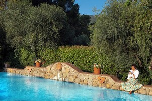 Szabadtéri medence, napernyők és napozóágyak